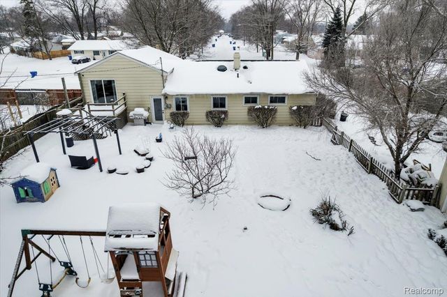 1122 Lynsue Lane, Waterford Charter Township, MI 48327