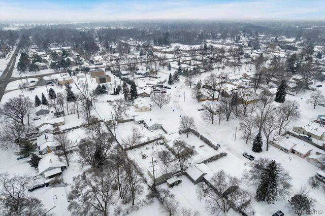 1122 Lynsue Lane, Waterford Charter Township, MI 48327