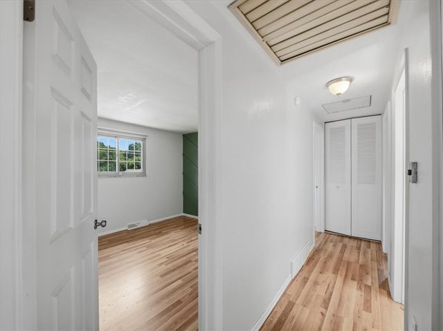 722 Redstone Dr, Shaler, PA 15101