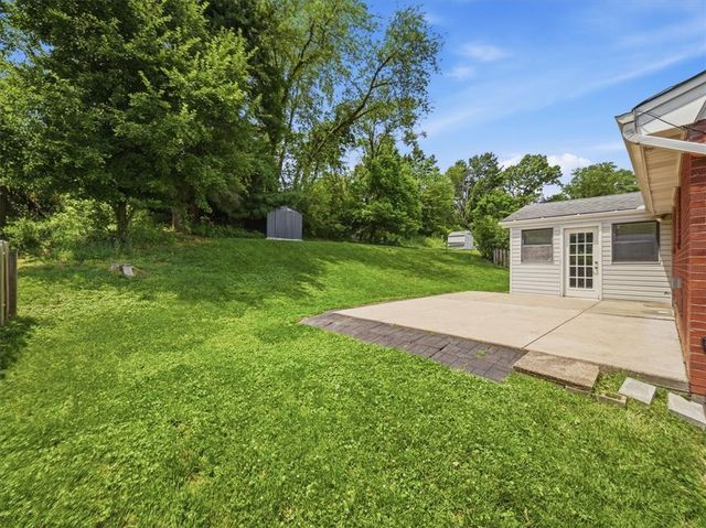 722 Redstone Dr, Shaler, PA 15101