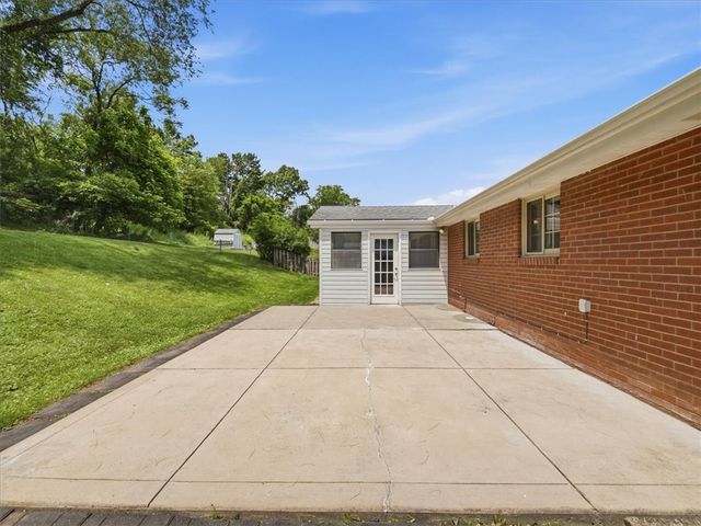 722 Redstone Dr, Shaler, PA 15101