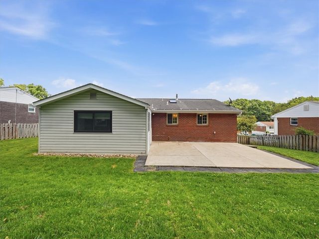 722 Redstone Dr, Shaler, PA 15101