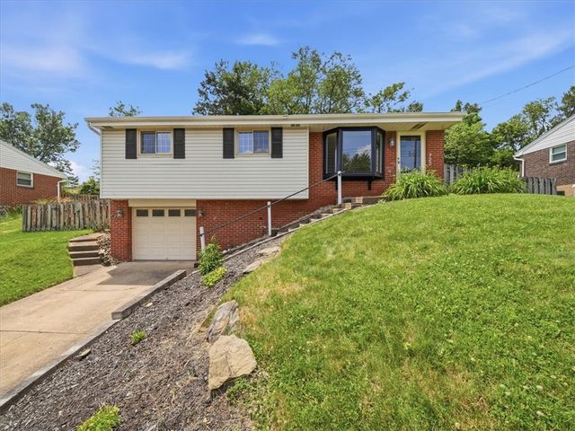 722 Redstone Dr, Shaler, PA 15101