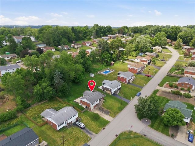 722 Redstone Dr, Shaler, PA 15101