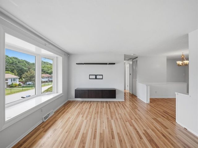 722 Redstone Dr, Shaler, PA 15101