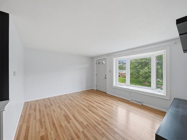 722 Redstone Dr, Shaler, PA 15101