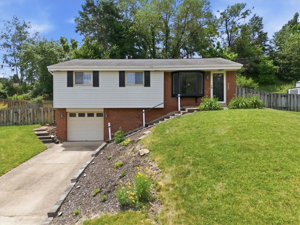 722 Redstone Dr, Shaler, PA 15101