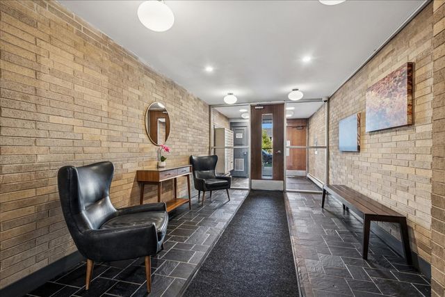 828 Oakton Street 3F, Evanston, IL 60202