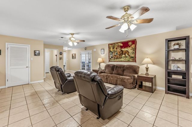 229 Evergreen Drive, Huntsville, TX 77340