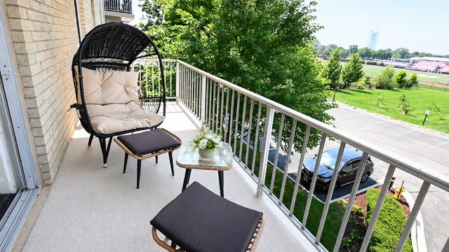 110 W Butterfield Road 307S, Elmhurst, IL 60126