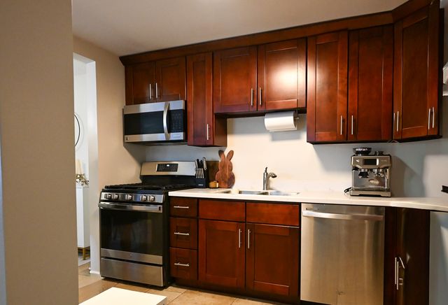 110 W Butterfield Road 307S, Elmhurst, IL 60126