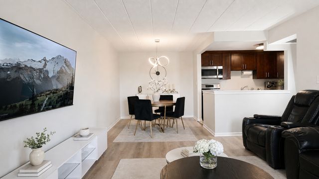 110 W Butterfield Road 307S, Elmhurst, IL 60126