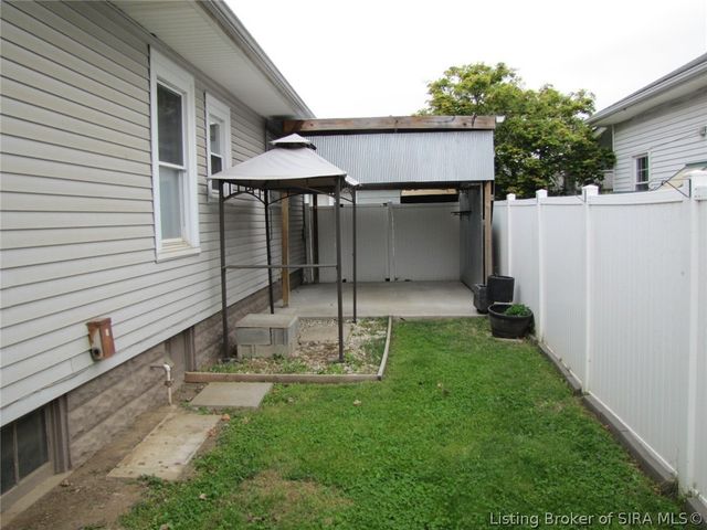 410 E Charlestown Avenue, Jeffersonville, IN 47130