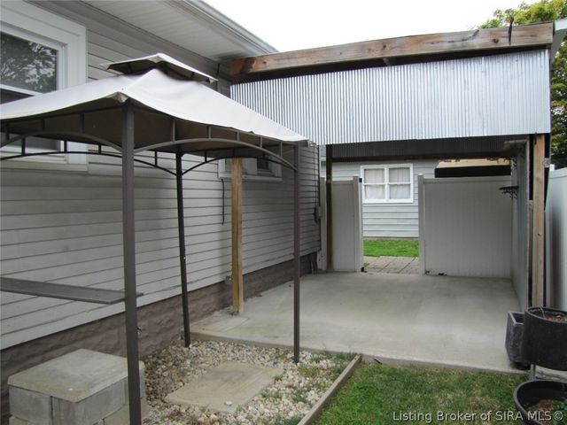 410 E Charlestown Avenue, Jeffersonville, IN 47130