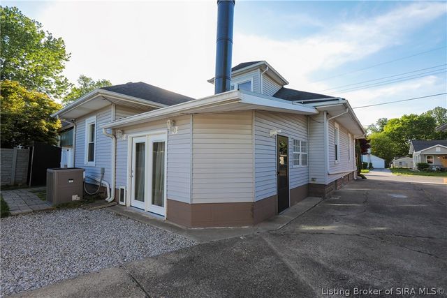 410 E Charlestown Avenue, Jeffersonville, IN 47130