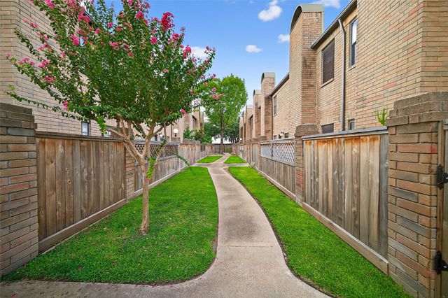 9850 Pagewood Lane 301, Houston, TX 77042