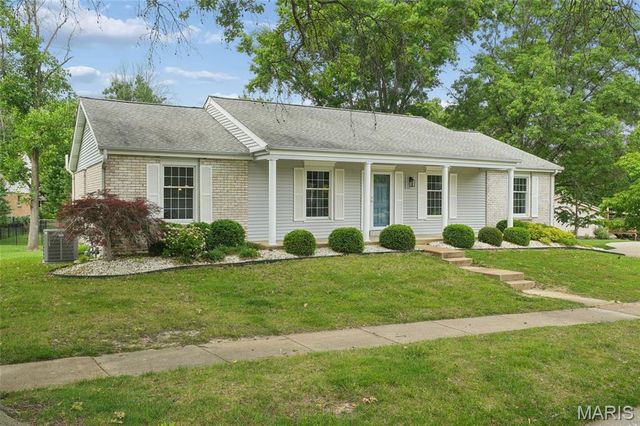 15645 Dresden Lake Court, Chesterfield, MO 63017