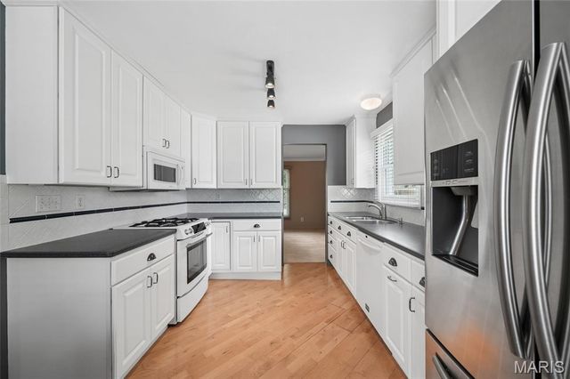 15645 Dresden Lake Court, Chesterfield, MO 63017