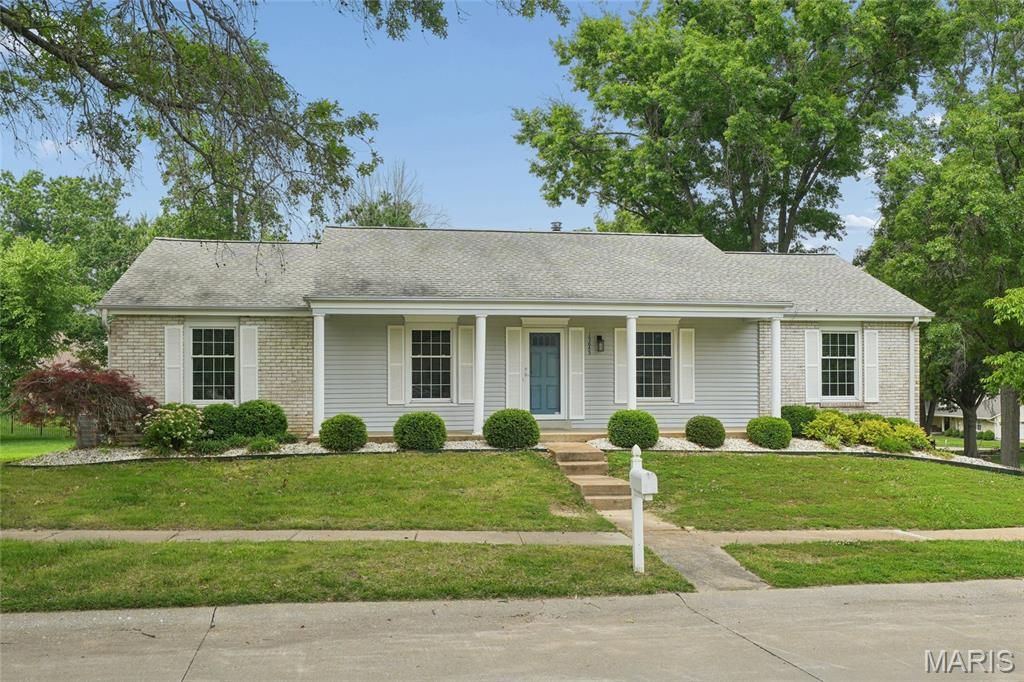 15645 Dresden Lake Court, Chesterfield, MO 63017