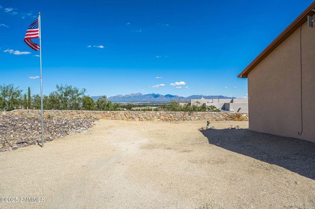 5585 Red Wolf Lane, Las Cruces, NM 88007