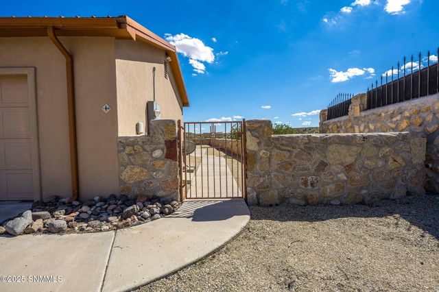 5585 Red Wolf Lane, Las Cruces, NM 88007