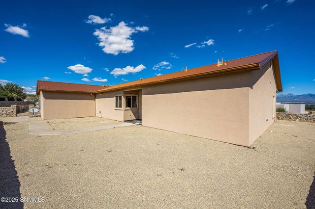 5585 Red Wolf Lane, Las Cruces, NM 88007