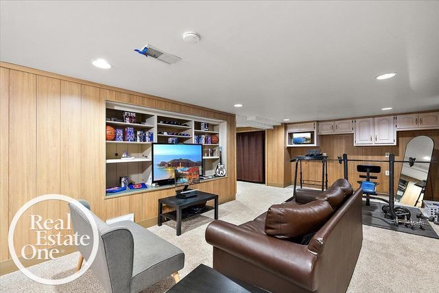 324 Cloverly Road, Grosse Pointe Farms, MI 48236