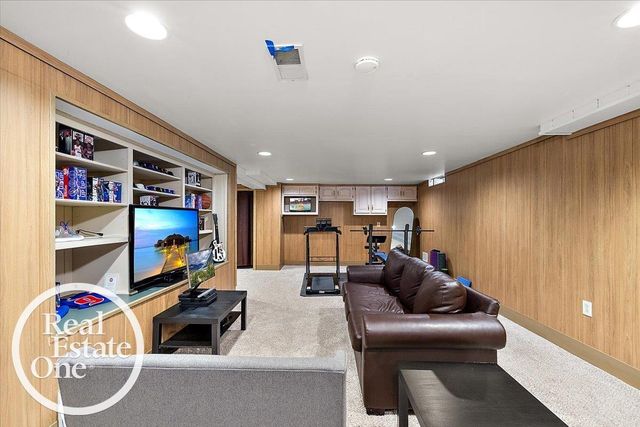 324 Cloverly Road, Grosse Pointe Farms, MI 48236