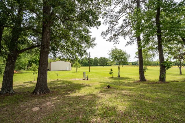 968 Oats Rd, Livingston, TX 77351