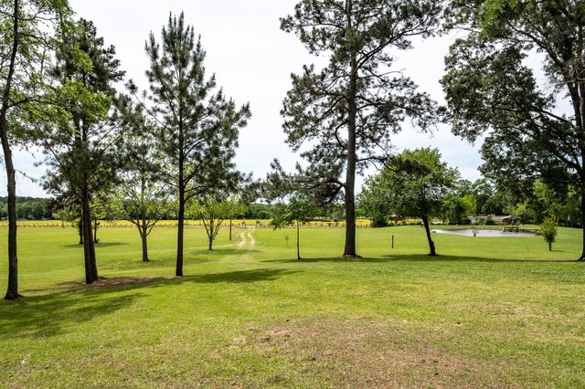 968 Oats Rd, Livingston, TX 77351