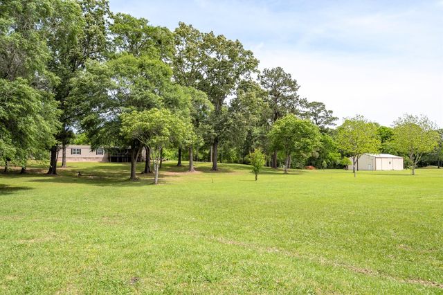 968 Oats Rd, Livingston, TX 77351