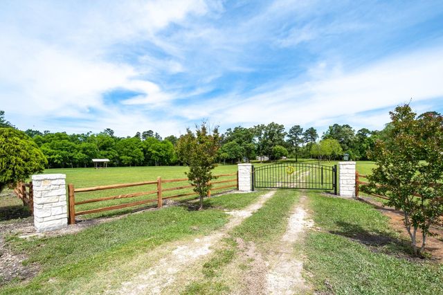 968 Oats Rd, Livingston, TX 77351