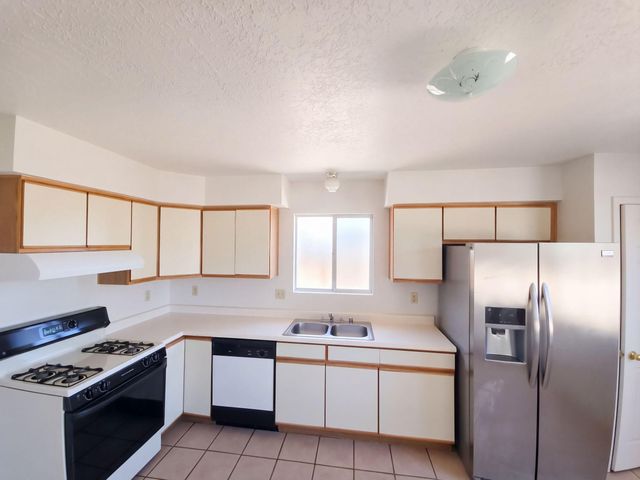 1890 Raspberry Drive NE, Rio Rancho, NM 87144