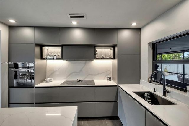 530 NW 39th St 1, Oakland Park, FL 33309