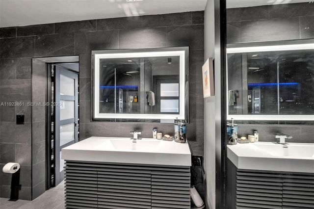 530 NW 39th St 1, Oakland Park, FL 33309