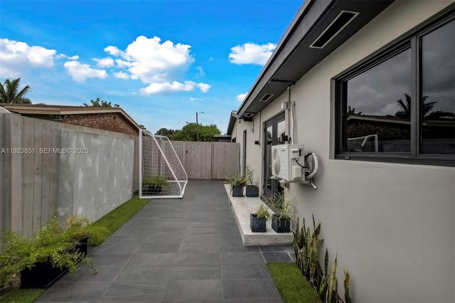 530 NW 39th St 1, Oakland Park, FL 33309