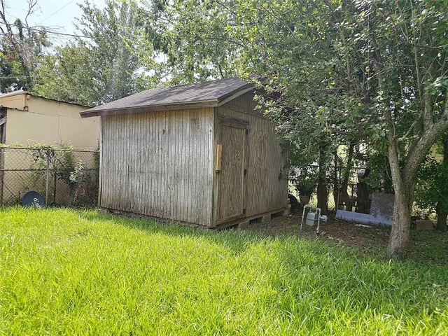 1003 W Hart Avenue, Pasadena, TX 77506