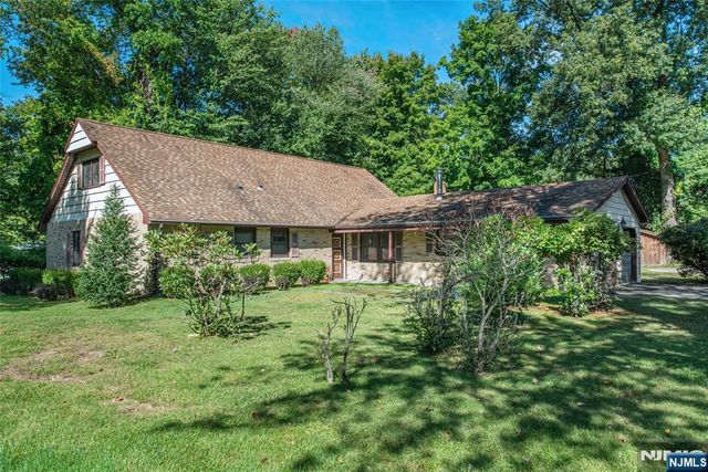 492 Blue Hill Terrace, Franklin Lakes, NJ 07417