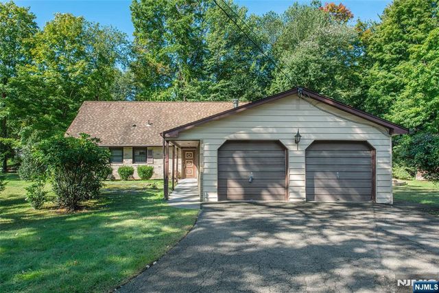 492 Blue Hill Terrace, Franklin Lakes, NJ 07417