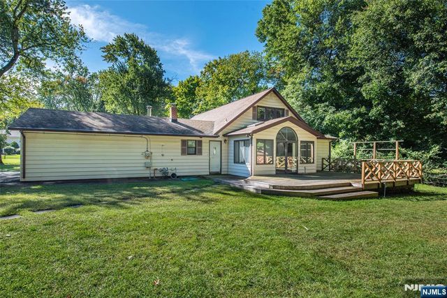 492 Blue Hill Terrace, Franklin Lakes, NJ 07417