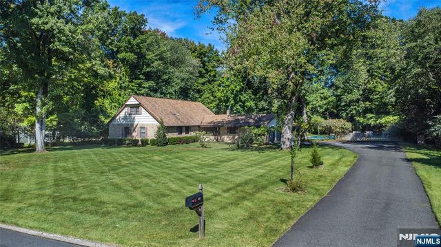 492 Blue Hill Terrace, Franklin Lakes, NJ 07417
