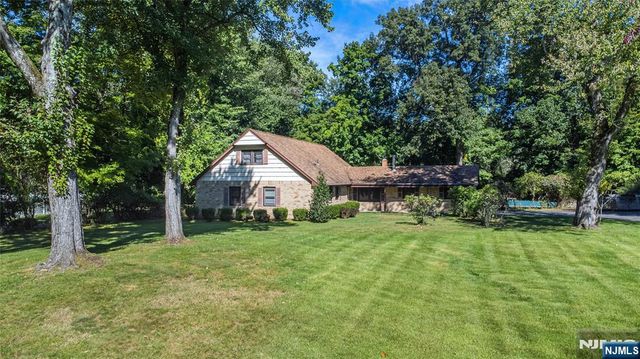 492 Blue Hill Terrace, Franklin Lakes, NJ 07417