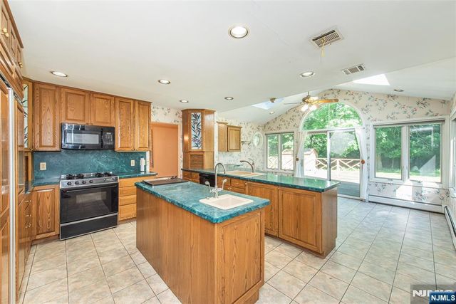492 Blue Hill Terrace, Franklin Lakes, NJ 07417