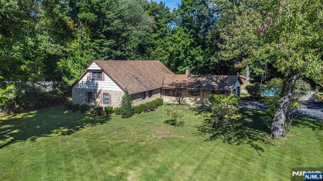 492 Blue Hill Terrace, Franklin Lakes, NJ 07417