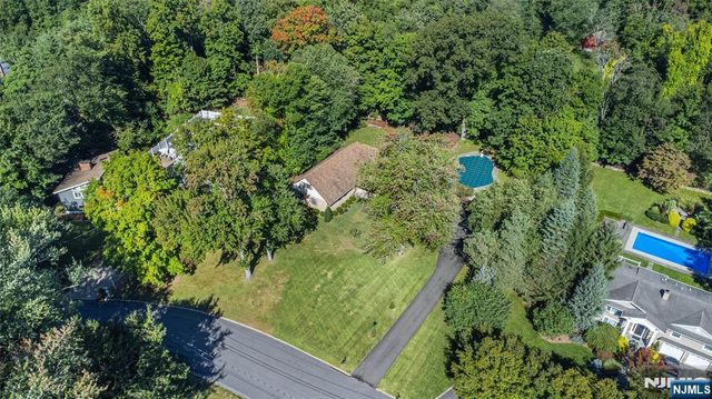 492 Blue Hill Terrace, Franklin Lakes, NJ 07417