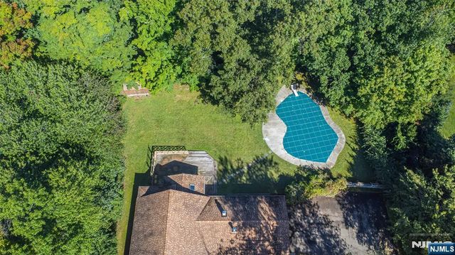 492 Blue Hill Terrace, Franklin Lakes, NJ 07417