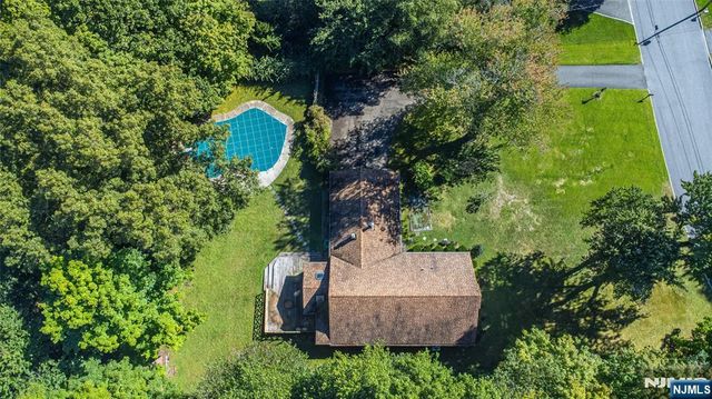 492 Blue Hill Terrace, Franklin Lakes, NJ 07417