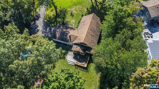 492 Blue Hill Terrace, Franklin Lakes, NJ 07417