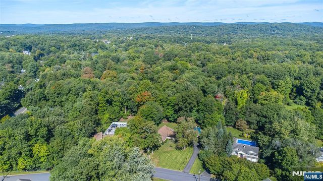 492 Blue Hill Terrace, Franklin Lakes, NJ 07417