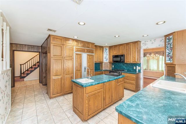 492 Blue Hill Terrace, Franklin Lakes, NJ 07417